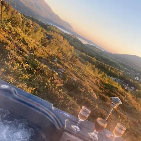 Dom wakacyjny With Stunning Views And Outdoor Jacuzzie Leset