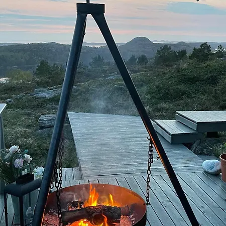 Dom wakacyjny With Stunning Views And Outdoor Jacuzzie Leset